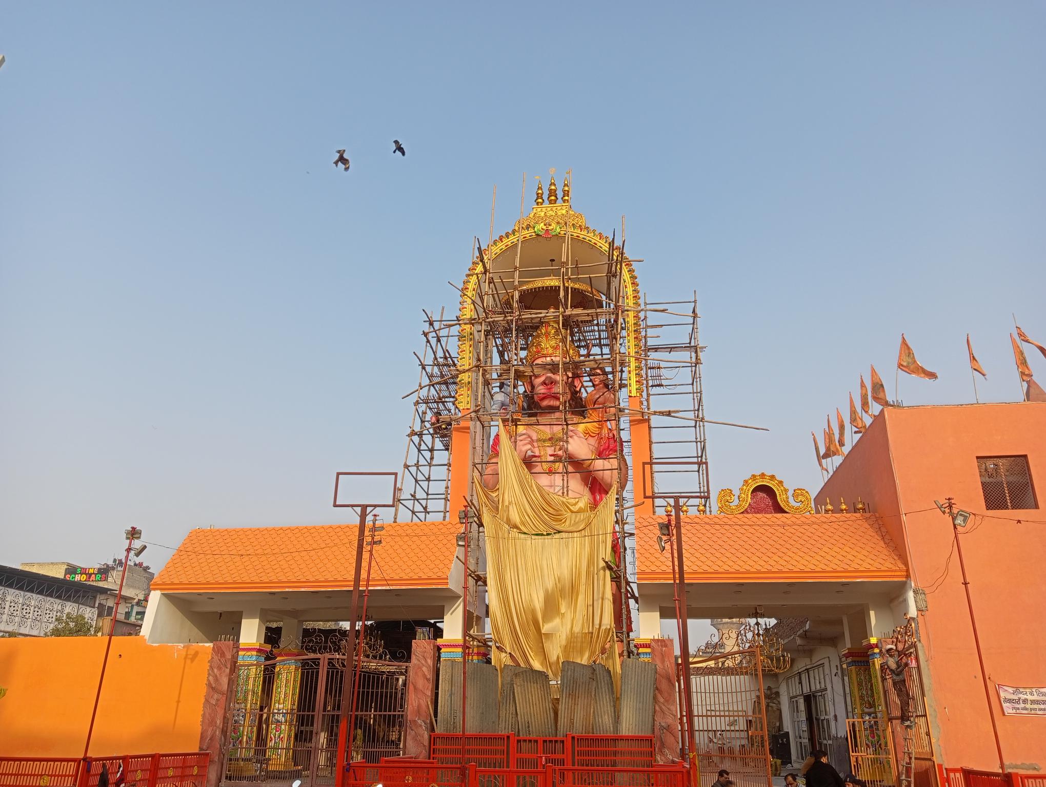 विशाल मूर्ति की स्थापना